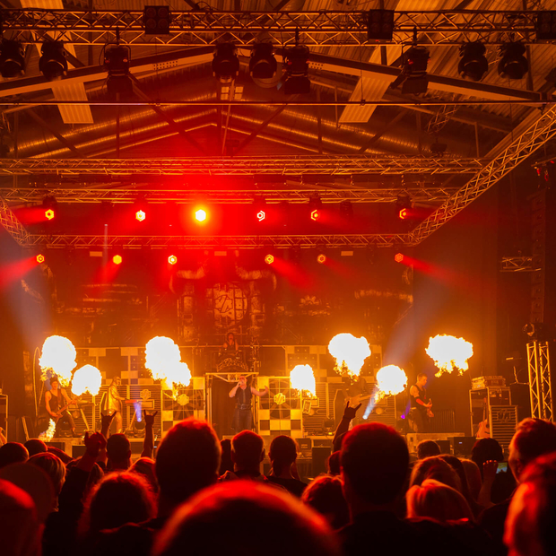 Konzertveranstaltung in der Sparkassen-Arena mit Bühne, Lichtshow und Publikum