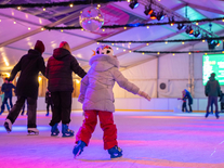 Besucher laufen Schlittschuh auf der Eisfläche der Eiswelt Jena