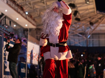 Weihnachtsmann bei einer Veranstaltung in der ad hoc Arena im Ernst-Abbe-Sportfeld