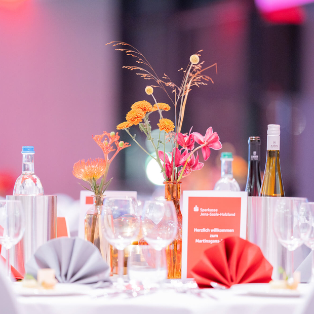 Elegant gedeckter Tisch bei einer Veranstaltung in der Sparkassen-Arena