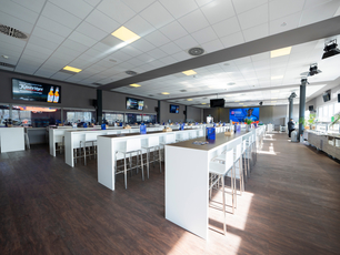 Großer VIP-Saal der Köstritzer Business-Lounge, Sparkassen-Arena – moderne Tagungstechnik, eigene Küche, Glasfront mit weitem Blick auf die Arena