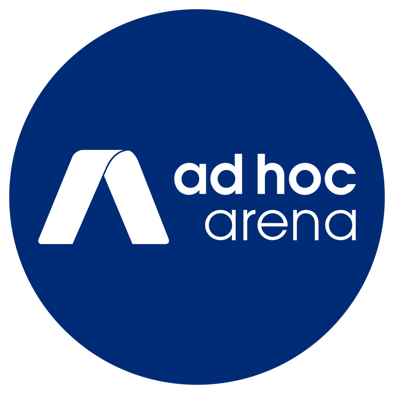 Rundes Logo der ad hoc Arena auf dunkelblauem Hintergrund