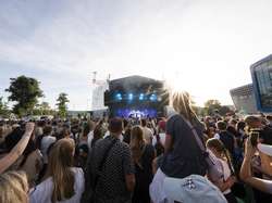 Dichtes Publikum vor der Bühne in der ad hoc arena beim Familienfeiertag mit tief stehender Sonne