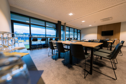Ad hoc Arena – Logenbereich im 2. OG mit Blick auf Stadionumfeld