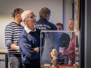 Besucher betrachten historische Ausstellungsstücke bei den Sternstunden im Ernst-Abbe-Sportfeld
