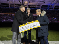 Spendenübergabe auf dem Spielfeld beim Weihnachtssingen in der ad hoc arena in Jena