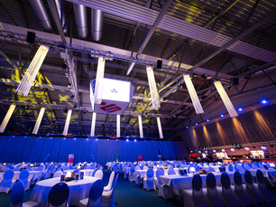 Arena Haupthalle der Sparkassen-Arena, ca. 2300 m² Fläche, mit großem LED-Videowürfel und variablen Tribünen und Spielparkett