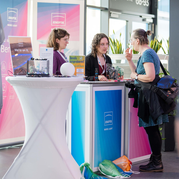 Beratungsgespräch an einem Messestand während eines Messe-Events in Jena