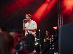 Max Giesinger am Mikrofon auf der Bühne in der ad hoc arena im Ernst-Abbe-Sportfeld