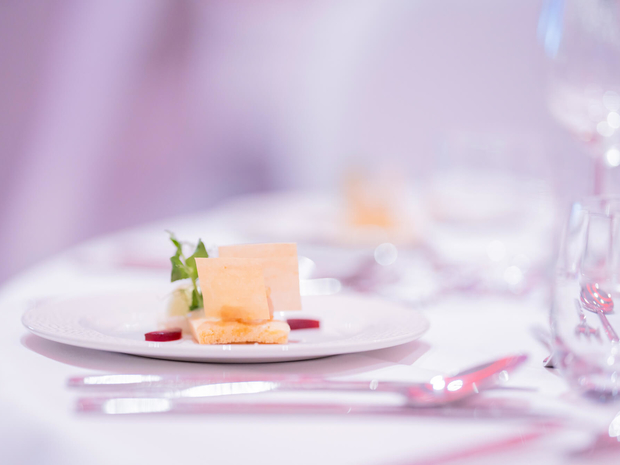 Elegant gedeckter Tisch für private Feierlichkeiten in der ad hoc Arena