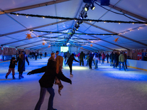 Besucherinnen und Besuchern in der Eiswelt Jena