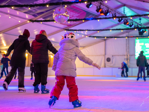 Besucher laufen Schlittschuh auf der Eisfläche der Eiswelt Jena