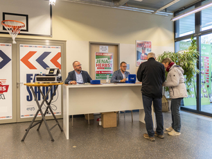 Geräumiges, barrierefreies sowie helles Foyer der Sparkassen-Arena im Erdgeschoss (ca. 350 m²), ideal für Empfang oder Ausstellung