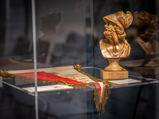 Historische Trophäe und Wimpel in einer Vitrine der Sternstunden-Ausstellung