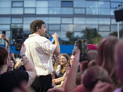 Max Giesinger mitten im Publikum während seinem Auftritt beim Familienfeiertag