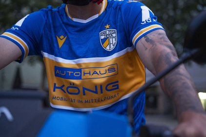 Nahaufnahme der Trikotwerbung auf einem FC Carl Zeiss Jena Trikot
