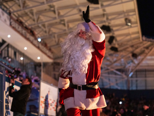 Weihnachtsmann bei der Veranstaltung Weihnachtssingen in der ad hoc Arena im Ernst-Abbe-Sportfeld